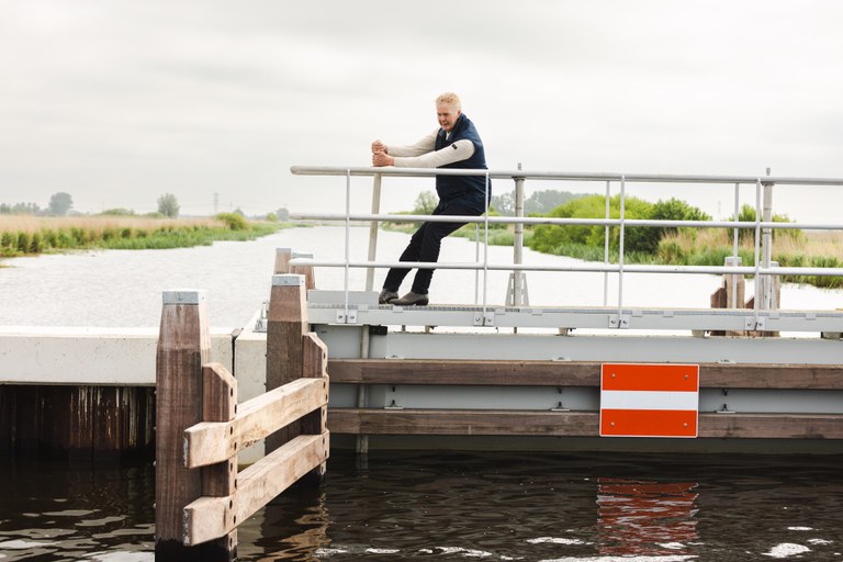 Dagelijks bestuurslid Gerben de Boer van Wetterskip Fryslân opent de vernieuwde sluis Akmarijp. Foto: Aron Weidenaar