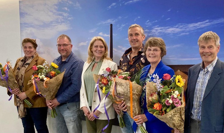 Van links naar rechts: Alice van Gosliga, Klaas Jensma, dijkgraaf Luzette Kroon, Douwe Politiek, Anneke Hylkema en Hans Frederiks. Foto Wetterskip Fryslân