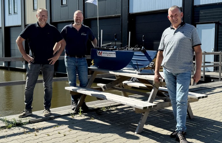 Droneboot Jan Wiersma van Vliegend.nl en Rindert van der Kooi en Marcel Adema van Wetterskip Fryslân met de Moduwave TRK Delta