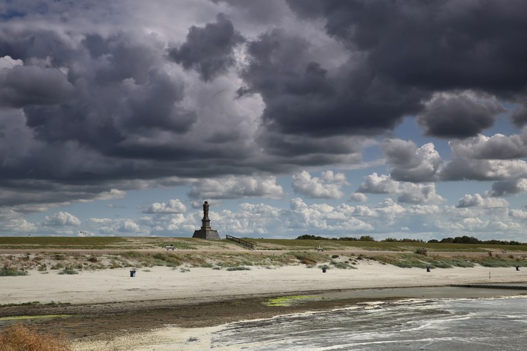 Anna Zuidema - donkere wolkenstraat stenen man Harlingen Anna Zuidema - donkere wolkenstraat stenen man Harlingen