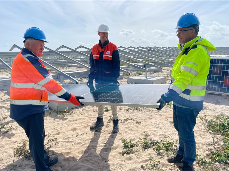 Eerste zonnepaneel wordt gelegd