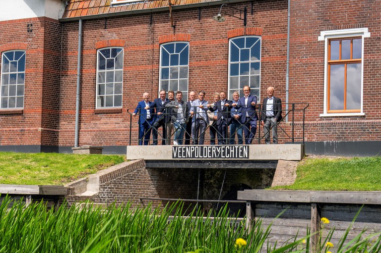 Werkbezoek Staatssecretaris Jo-Annes de Bat mijnbouw Staatssecretaris Jo-Annes de Bat en bestuurders van Wetterskip Fryslân, provincie Fryslân en gemeenten bij Gemaal Veenpolder bij Echten