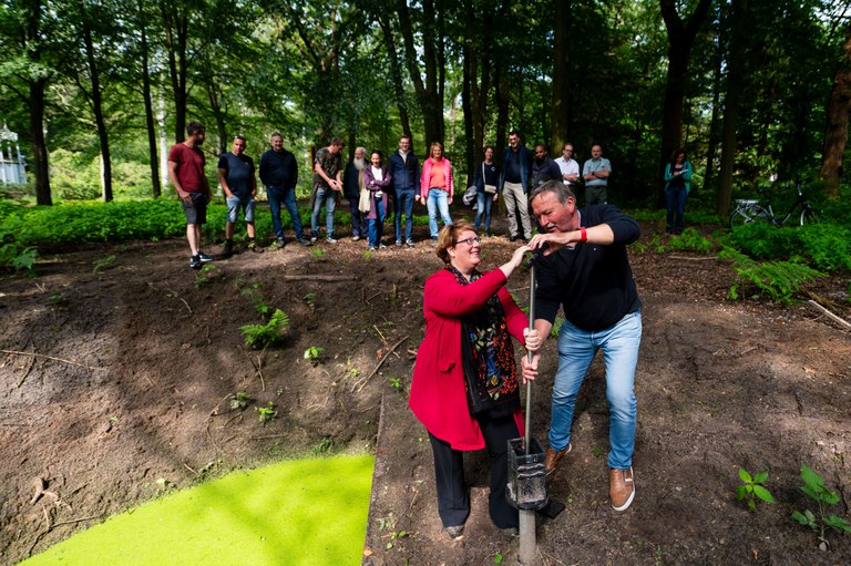 Dagelijks bestuurslid Monique Plantinga van Wetterskip Fryslân en Jochem Liemburg van Plaatselijk Belang Oranjewoud nemen de maatregelen tegen verdroging van het Reigerbosch officieel in gebruik door de waterinlaat open te zetten. Fotograaf: Fotobureau Hoge Noorden. FOTO1-~1.JPG