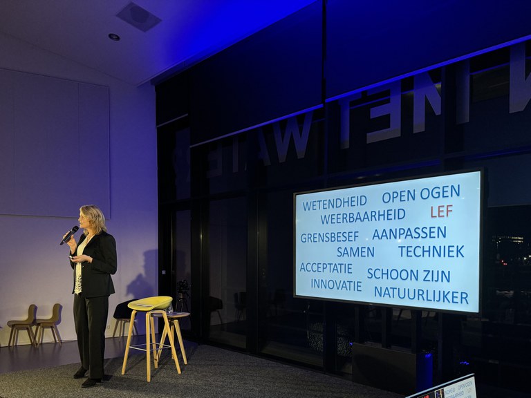 Lezing Luzette Kroon - LC publieksacademie 26-2-2025 Dijkgraaf Luzette Kroon op het podium voor een scherm met 12 kernbegrippen erop. Foto genomen op 26-2-2025