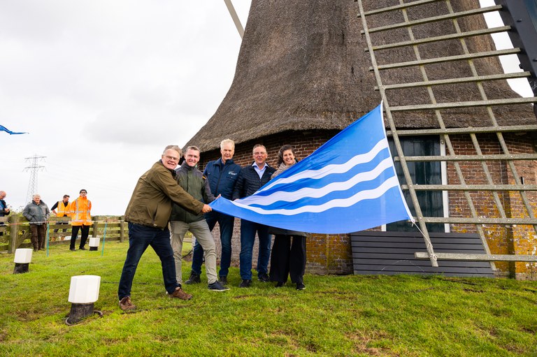 PB-25-14 Wetterskip Fryslân maakt polder Himpensermar bij Wergea geschikt als waterberging - heisen vlag.jpg