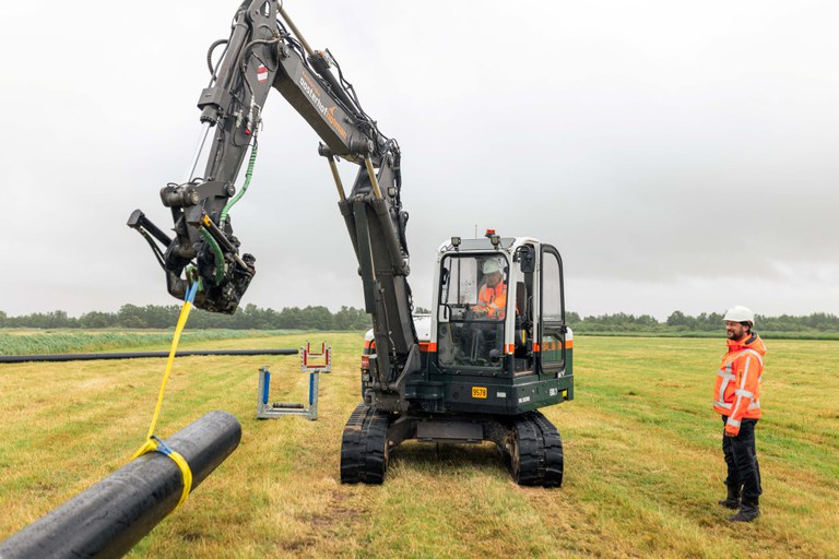 PB-26-17 Wetterskip Fryslân start werkzaamheden aan persleiding tussen Buitenpost en Kootstertille PB-26-17 Wetterskip Fryslân start werkzaamheden aan persleiding tussen Buitenpost en Kootstertille - kleiner.jpg