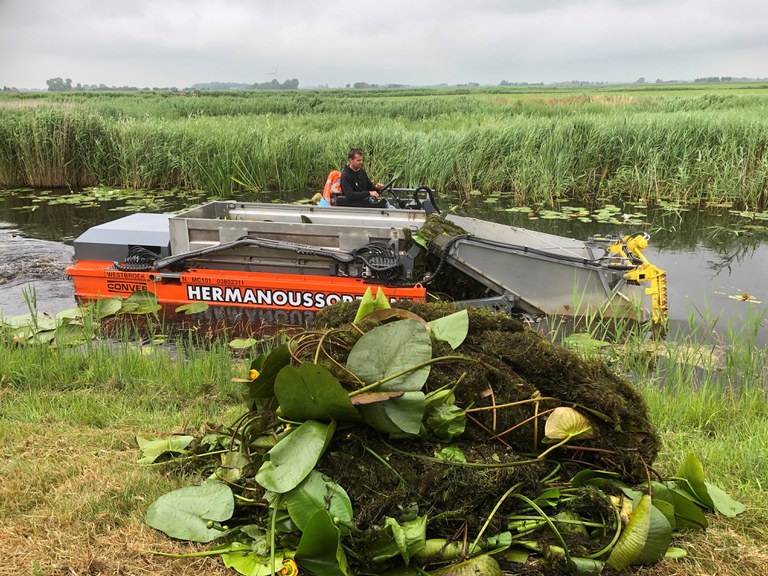 PB-32-32 Wetterskip Fryslân start proef ecologisch onderhoud Dyksfeart en Djippert bij Makkum - 3.jpg PB-32-32 Wetterskip Fryslân start proef ecologisch onderhoud Dyksfeart en Djippert bij Makkum - 3.jpg