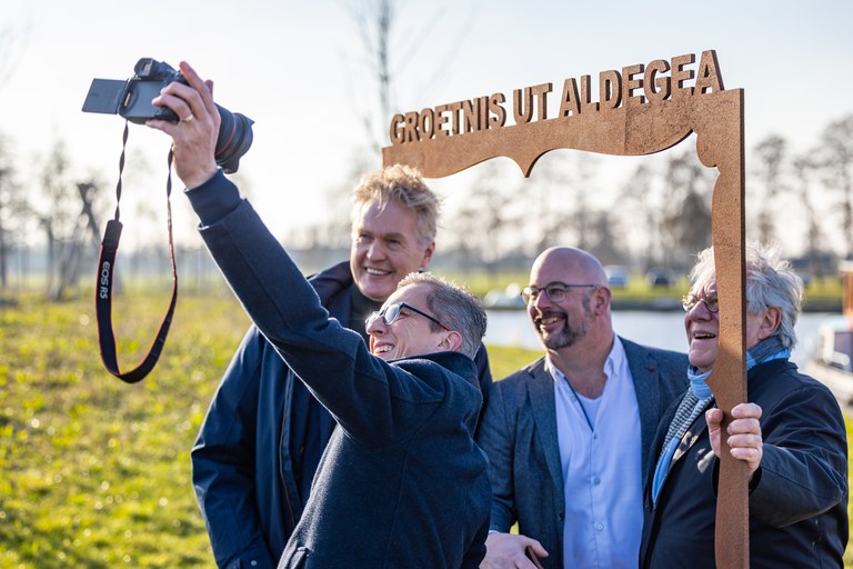 Wethouder Robin Hartogh Heys van de Lier, gedeputeerde Matthijs de Vries en dagelijks bestuurslid Gerben de Boer onthulden samen met voorzitter van dorpsbelang Martien Tolboom een selfiespot
