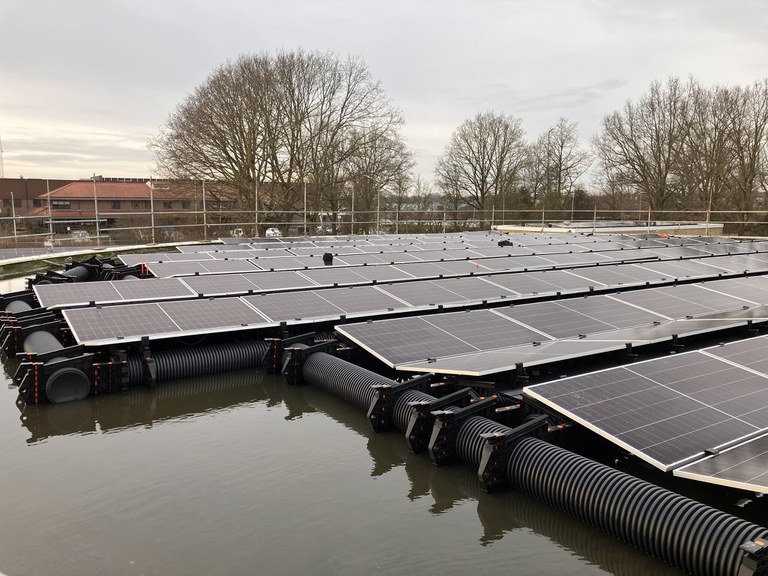 Zonnepanelen op rwzi Burgum
