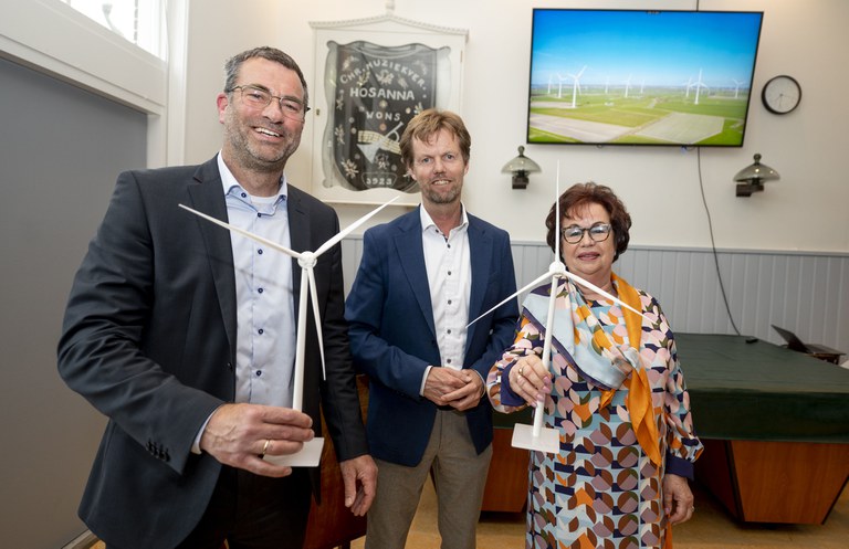 Symbolische overdracht windmolens aan ons en gemeente Súdwest-Fryslân Symbolische overdracht windmolens aan Wetterskip Fryslân en gemeente Súdwest-Fryslân - Fotobureau Het Hoge Noorden.jpg