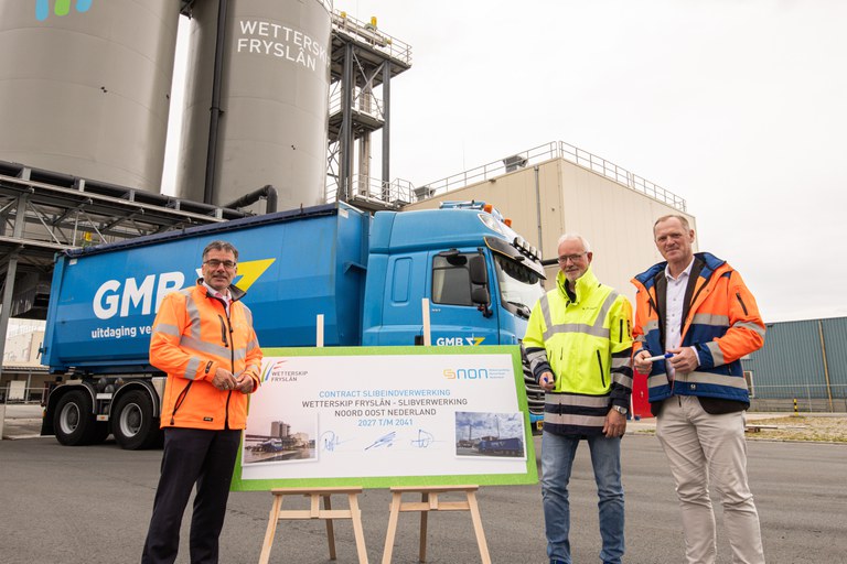 (V.l.n.r.) dagelijks bestuurslid Remco van Maurik van Wetterskip Fryslân, Wilfred de Jager (directeur EEW) en Gerrit Jan van de Pol (directeur GMB) met het door hen ondertekende contract.jpg