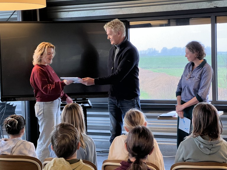 Overhandiging prentenboek Wetter door Gerben de Boer en Linda de Haan.jpg Overhandiging prentenboek Wetter door Gerben de Boer en Linda de Haan.jpg